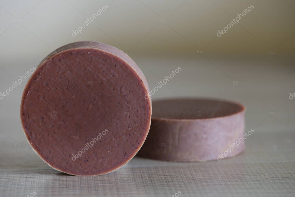 Kleine Auflage an Country-Shirts auf einem Tisch