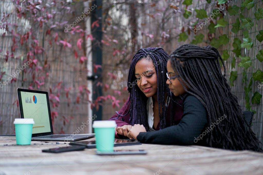 Persönliches Gespräch über Designs an einem Schreibtisch