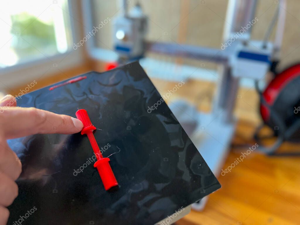 Kleine Auflage von Country-T-Shirts liegt gestapelt auf einem Holztisch