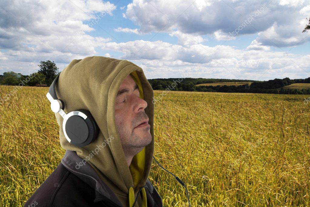 Hillbilly Hoodies vor einem Lagerfeuer getragen