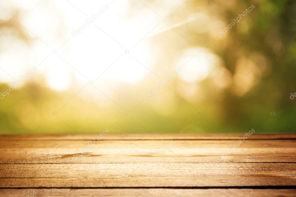 Merchandise-Stand eines Countryvereins mit Shirts und Caps